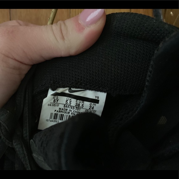 Nike gold shoes - Picture 4 of 4